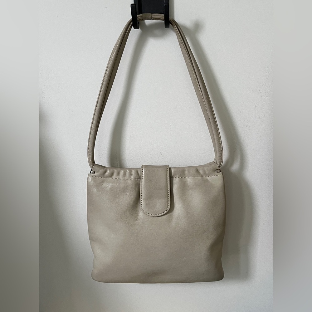 VINTAGE Cream Colour Flat Leather Shoulder Bag Classic Timeless Coastal Everyday
